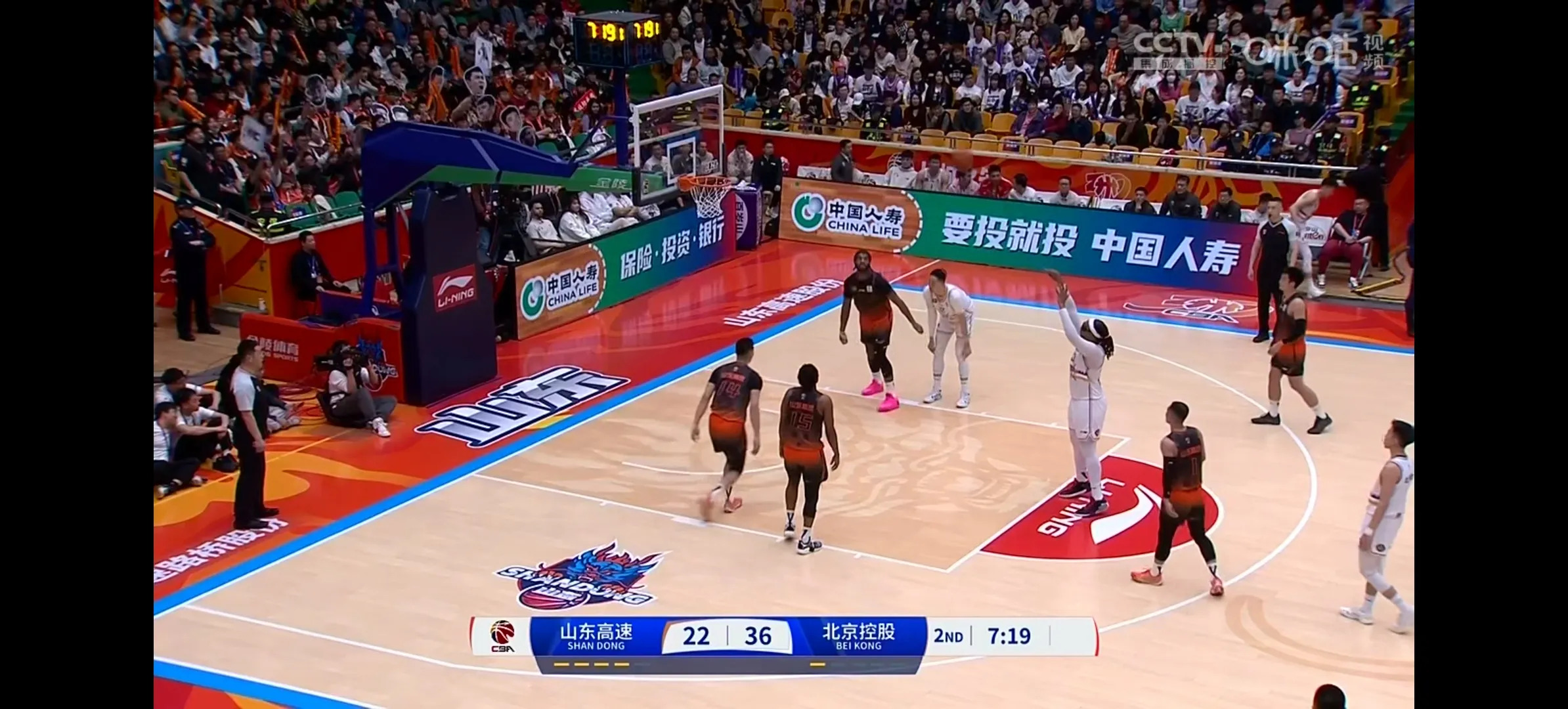 星空体育下载啊-关于关键时刻突围战来临，山东男篮围绕亚冠刷新队史纪录，赛场秩序良好，更衣室氛围转暖的信息